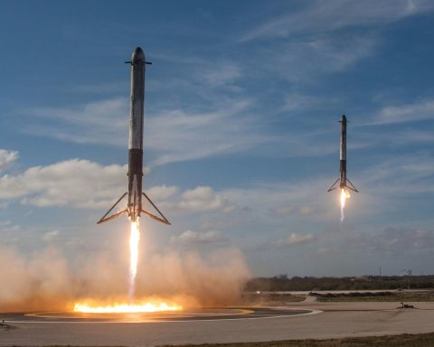 “spacex”-yyldyzlar-super-agyr-tizleyji-gaytadan-ulanar