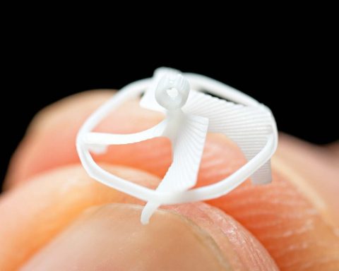 Инженеры-создали-самого-маленького-летающего-робота-в мире