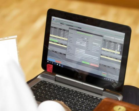 sisenbe-guni,-birza-sowdalarynda-nebithimiya,-yenil-senagatynyn-we-gurlusyk-onumleri-satyldy