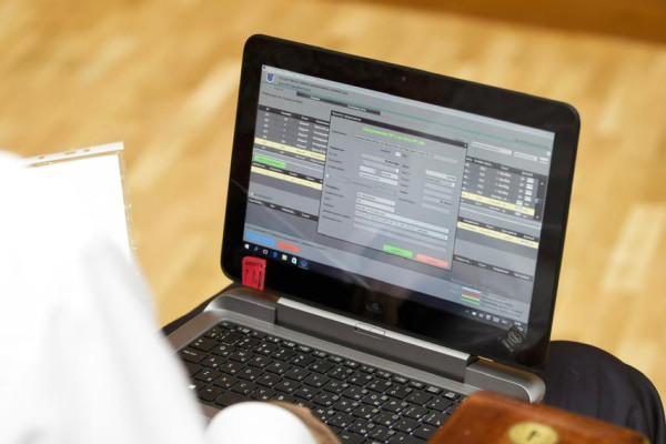 sisenbe-guni,-birza-sowdalarynda-nebithimiya,-yenil-senagatynyn-we-gurlusyk-onumleri-satyldy