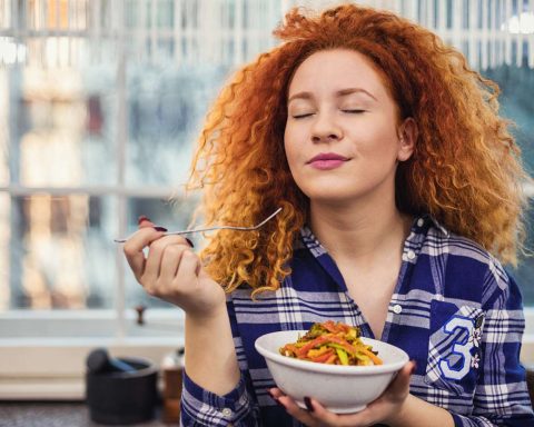 Учёные-выяснили,-что-гормон-голода-способствует-женскому-пьянству