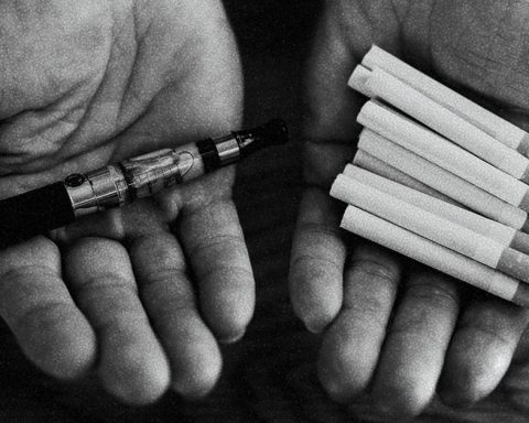 Врачи-объяснили,-что-вреднее-для-здоровья:-курение-или-вейпинг