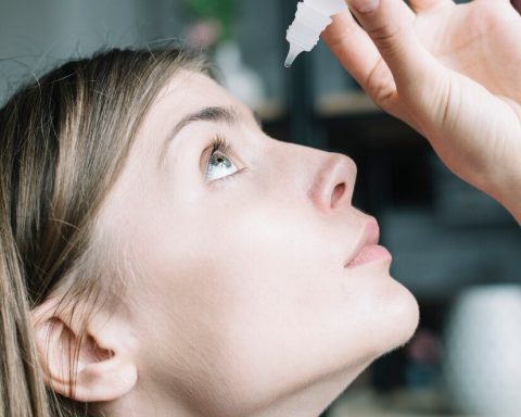 Врач-предупредил-о-серьёзном-риске-для-зрения-аллергического-воспаления-глаз
