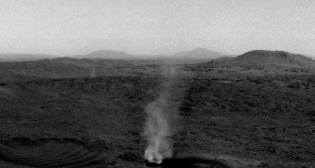 Марсоход-nasa-снял-пожирание-одного-пылевого-вихря-другим