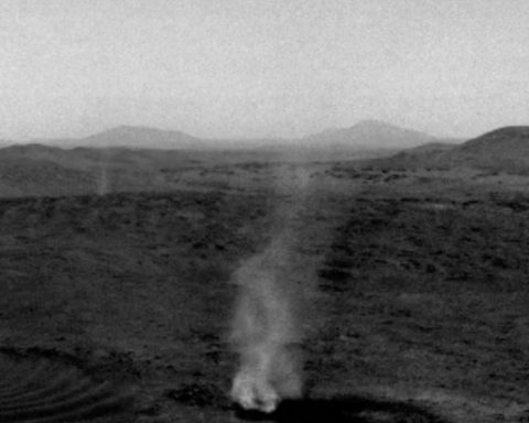 Марсоход-nasa-снял-пожирание-одного-пылевого-вихря-другим