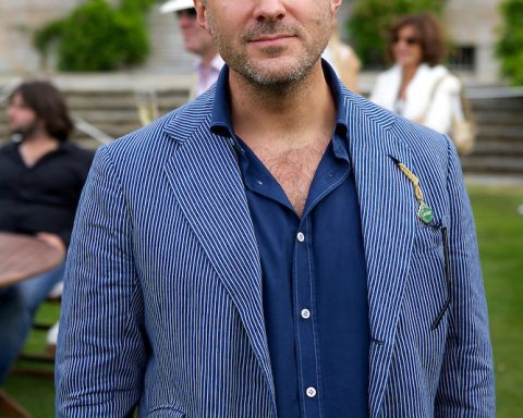 Дизайнер-Джони-Айв-объединится-с-главой-openai-для-работы-над-«ИИ-устройством»