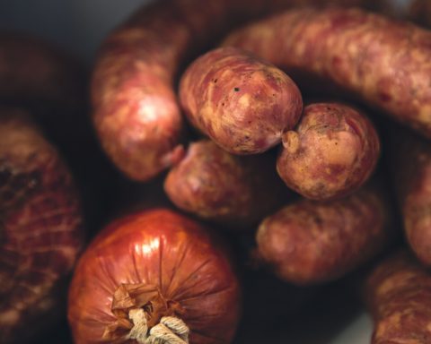 Врач-объяснил-вред-колбасы-для-организма-добавками.-Особенно-вредны-дешёвые-сорта