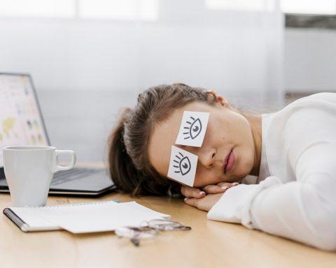 Врач-объяснил-дневную-сонливость-образом-жизни,-а-не-болезнями