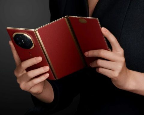 Складывающийся-втрое-смартфон-huawei-mate xt-купили-более-400-тысяч-раз