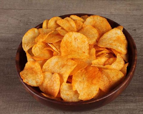 Диетолог-объяснил,-почему-обычные-картофельные-чипсы-могут-быть-полезнее-печёных