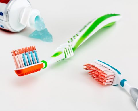 Плохое-состояние-полости-рта-оказалось-связано-у женщин-с мигренями-и болями