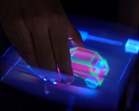 Испанские-инженеры-создали-первый-интерактивный-3d-голографический-дисплей