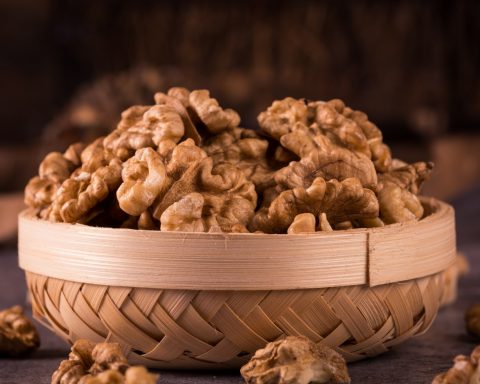 Врач-назвал-шпинат-и-орехи-продуктами,-которые-могут-«ударить»-по-почкам