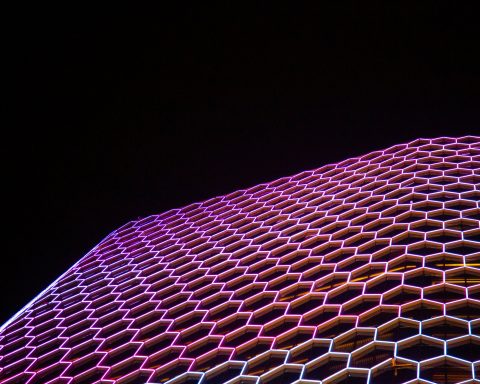 Российские-учёные-рассчитали-работу-элементов-нанофотонной-электроники