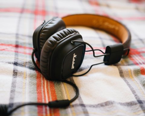 Эксперт-назвала-самый-опасный-для-здоровья-тип-наушников