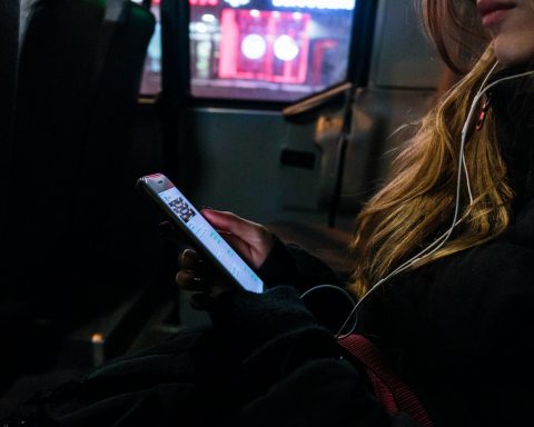 Россияне-чаще-всего-играют-в-мобильные-игры-в-рабочее-время