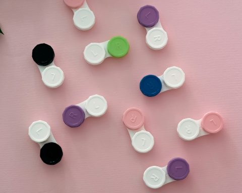 Назван-вред-для-здоровья-от-долгого-ношения-линз