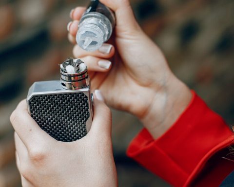 Иммунолог-назвал-нехватку-воздуха-одним-из-первых-симптомов-болезни-вейперов