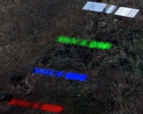 В-кадр-со-спутника-в-google-earth-попал-другой-спутник.-Ещё-и-в-четырёх-цветах