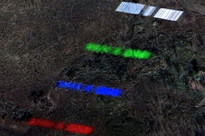 В-кадр-со-спутника-в-google-earth-попал-другой-спутник.-Ещё-и-в-четырёх-цветах