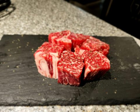 Врач-объяснила-опасность-мяса-с-кровью-риском-заражения-паразитами-и-вирусами