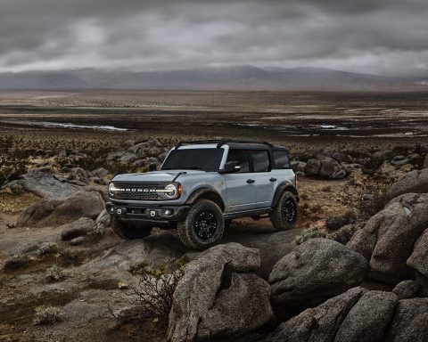 ford-приостановил-поставки-премиальных-моделей-в-Китай-из-за-новых-торговых-правил