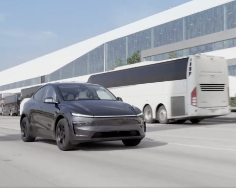 Шквал-критики-не-помешал-tesla-назвать-свой-автопилот-«самым-большим-преимуществом»