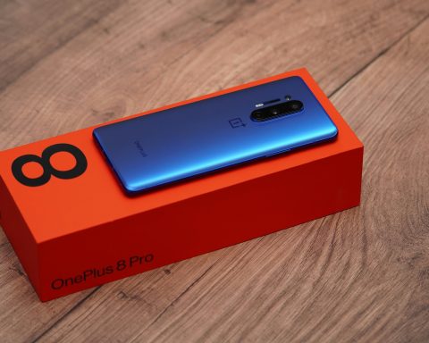 Более-половины-россиян-выбирают-смартфоны-по-цене