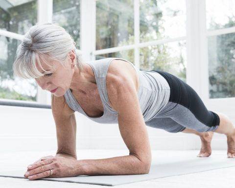 Приседания-и-другие-упражнения,-которые-помогут-оставаться-стройными-в-40+