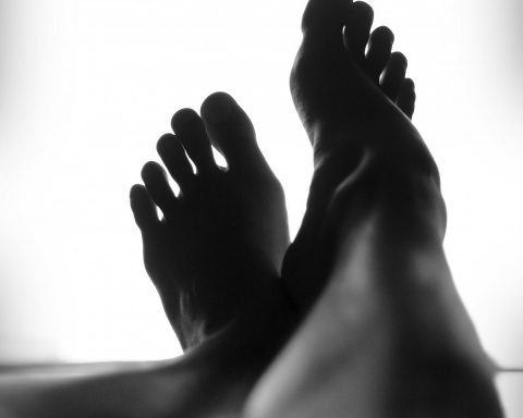 Одной-из-причин-покалывания-в-стопах-врач-назвала-проблемы-со-спиной