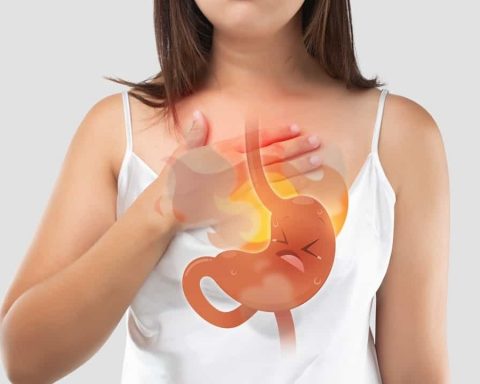 Жевание-резинки-и-ходьба:-врач-рассказал,-как-быстро-облегчить-изжогу