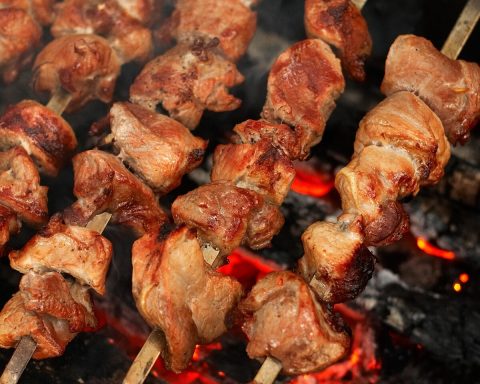 Нутрициолог-порекомендовала-есть-не-более-300-граммов-шашлыка-в-день