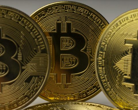 Биткоин-вырос-выше-$93-тысяч-после-объявления-Трампом-о-смягчении-тарифов