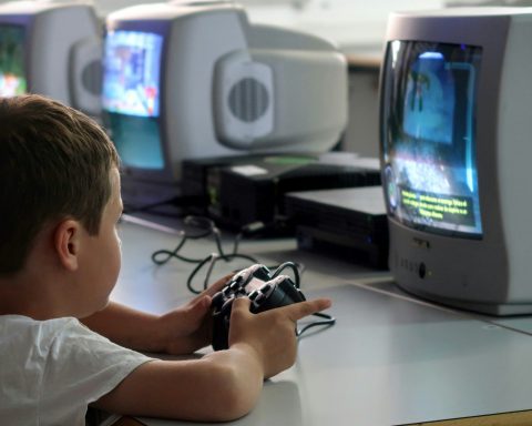 Более-2-часов-перед-монитором-в-днень-повышает-риск-близорукости-у-детей-в-8-раз