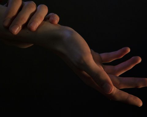 Россиянам-назвали-причины-возникновения-боли-в-кисти-после-работы-за-компьютером