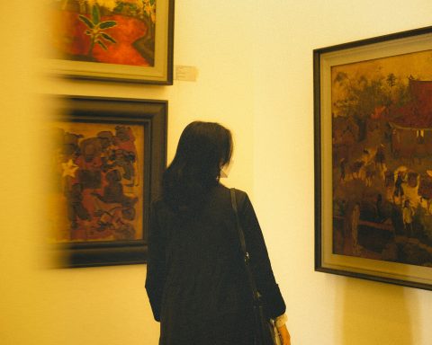 Сбер-разработал-гида-с-ИИ-в-дополненной-реальности