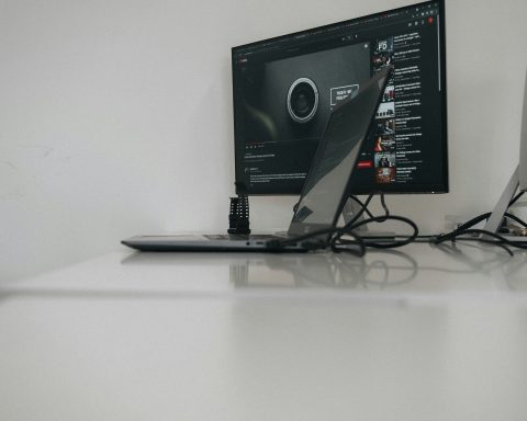 Теперь-Яндекс-Браузер-при-переводе-видео-с-ин.яза-передаёт-оригинальные-голоса-и-интонации