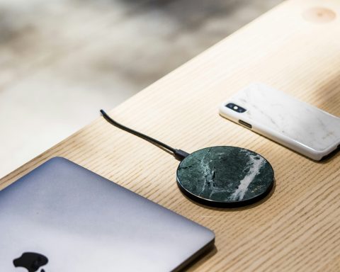 Российские-инженеры-разработали-комнату-для-беспроводной-зарядки-смартфонов