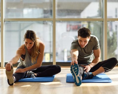 Наклон-вперёд-стоя-и-другие-виды-растяжки,-которые-могут-разбудить-тело