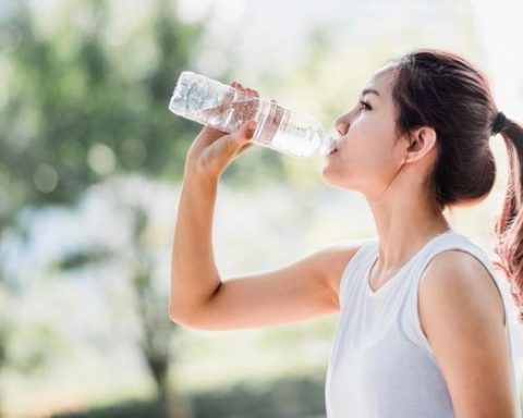 Диетологи-назвали-воду-главным-напитком-для-повышения-уровня-энергии-и-более-ясного-ума