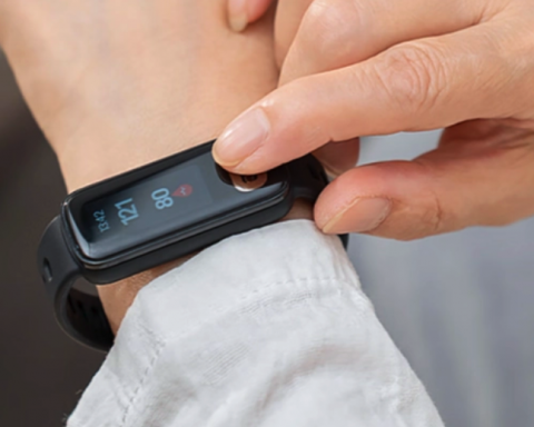 asus-vivowatch-6-aero-стал-первым-фитнес-браслетом-с-ЭКГ-и-измерением-давления