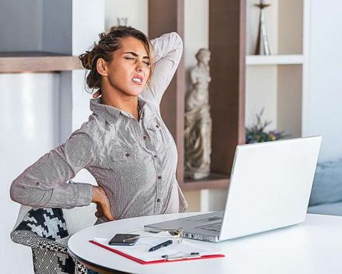 Доказано:-слишком-долгое-сидение-каждый-день-приводит-к-болям-в-шее