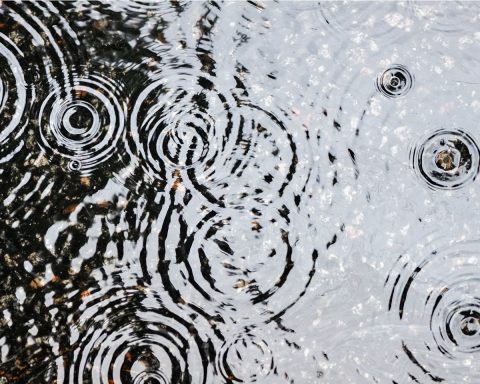 Учёные-рассказали,-как-мы-можем-получать-электричество-из-дождя