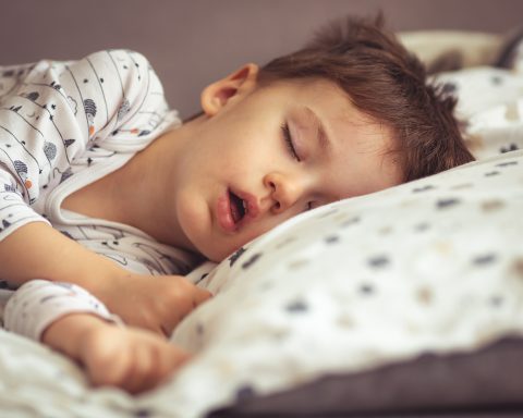 Врачи-предупредили-о-вреде-для-здоровья-громкого-храпа-у-ребёнка