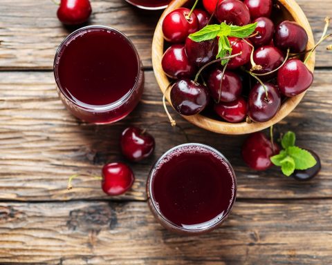 Сок-кислой-вишни-помог-улучшить-здоровье-кишечника