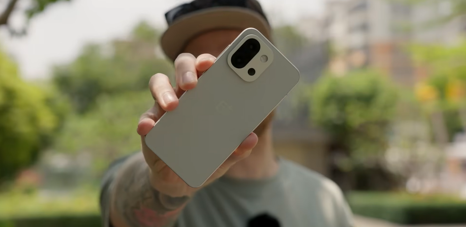 Обзорщик-назвал-компактный-oneplus-13t-отличным-смартфоном,-«но-не-для-всех»