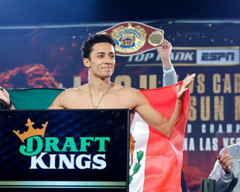 Самый-высокий-боксер-в-истории-полулегкого-веса-уничтожил-соперника-в-США