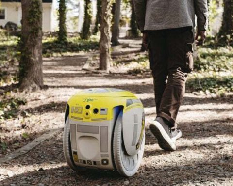 disney-представила-дроида-как-в-«Звездных-войнах»-за-$3000