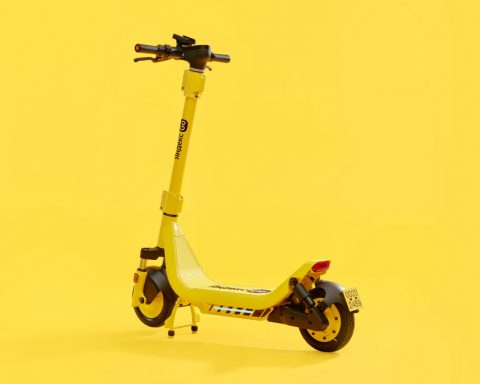 Россиян-обяжут-подтверждать-личность-на-«Госуслугах»-для-аренды-электросамокатов