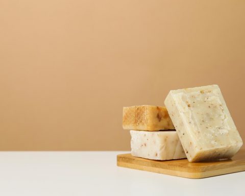 Эксперт-предупредил-об-опасности-для-здоровья-умывания-и-мытья-головы-хозяйственным-мылом